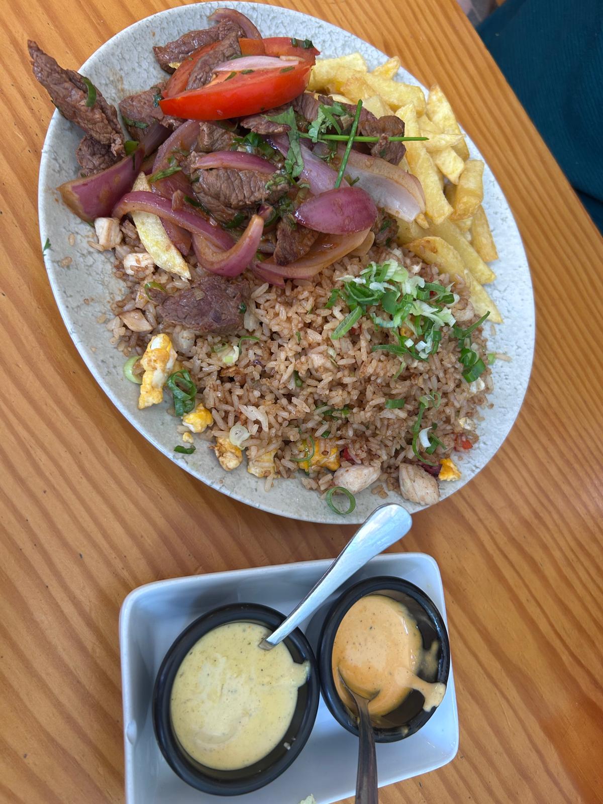 Pollo a la Brasa Clásico jugoso con papas fritas doradas